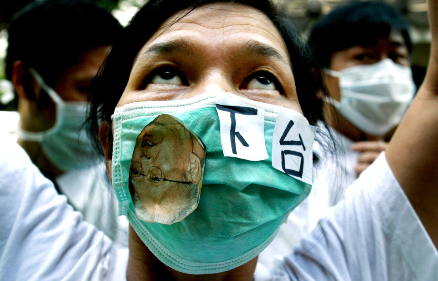 Protest w Hongkongu wzywający do ustąpienia szefa administracji Tung Chee-hwa w związku z epidemią SARS w 2003 r.