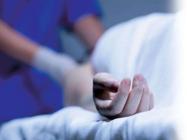 Krewni pacjenta odrzucają rozpoznanie śmierci mózgu jako „wymysł biznesu transplantacyjnego”.