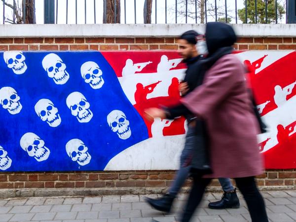 Propagandowe graffiti w Teheranie.