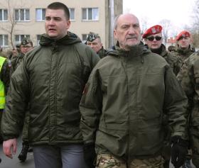 Minister obrony narodowej Antoni Macierewicz i Bartłomiej Misiewicz obserwują zajęcia szkoleniowe organizacji proobronnych we współdziałaniu z żołnierzami Żandarmerii Wojskowej.