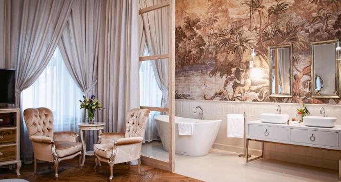 Pałac w Mojęcicach. Łazienkę apartamentu zdobi tapeta MdR Rajski ogród.