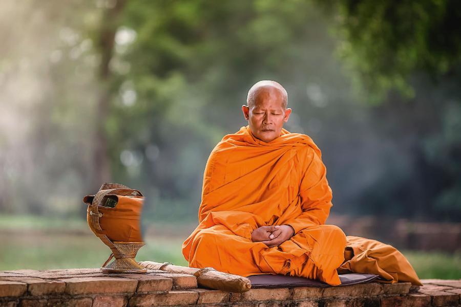 Buddyjski mnich w czasie medytacji.