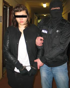 Nastoletnia morderczyni tuż po policyjnym zatrzymaniu