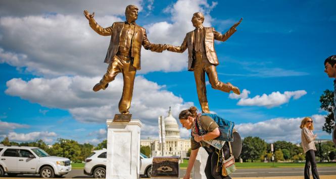 Pomnik przedstawiający Donalda Trumpa z Jeffreyem Epsteinem