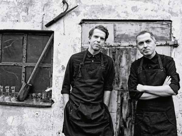 Zespół Nagrobki (od lewej: Maciej Salamon i Adam Witkowski) całą swą twórczość poświęcił śmierci i żałobie. Włącznie ze zbiorem przepisów kucharskich na stypę.