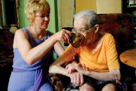 Elżbieta Mazurek  od 4 lat opiekuje  się teściową. Gdy przychodzą znajomi, sadza mamę przy stole.Mama zawsze lubiła gości.