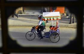 Ulice Lhasy i  popularny środek transportu.