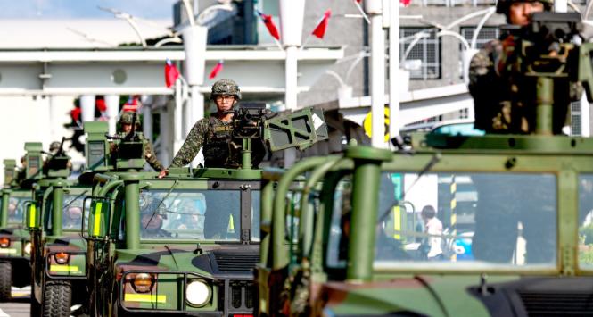 Tajwańskie pojazdy opancerzone w Tajpej po ogłoszeniu przez Chiny manewrów w październiku 2024 r.