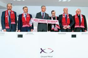 Religijny wymiar obchodów przytłacza popkultura.