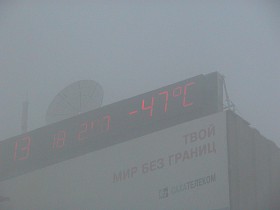 W Jakucku mrozy zdarzają się już we wrześniu. Gdy w listopadzie i grudniu temperatura spada poniżej 40 stopni Celsjusza, miasto ogarnia gęsty smog. Niezdrowe beknięcie mitycznego Byka Zimy, który według jakuckiej mitologii jest uosobieniem chłodu.