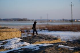 Pomiędzy cmentarzem a pomnikiem symbolizującym stodołę.
