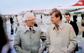 Erich Honecker i Olof Palme podczas wizyty szwedzkiego premiera w enerdowskim Peenemunde, 30 czerwca 1984 r.