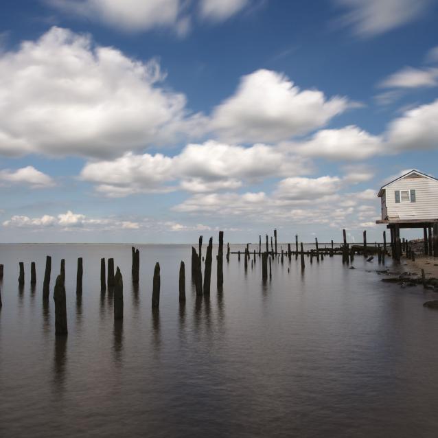 Ten dom stojący nad zatoką Delaware w stanie New Jersey wkrótce zostanie rozebrany, jak wiele innych domów w sąsiedztwie. Opuszczone przez ludzi obszary brzegu morskiego zostaną przywrócone naturze.