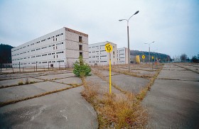 Niedokończony dworzec autobusowy i szatnie dla robotników. Żarnowiec, 2005