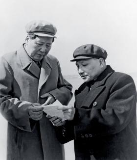 Komunistyczni liderzy Chin Mao Zedong i Deng Xiaoping. Fotografia z 1959 r.