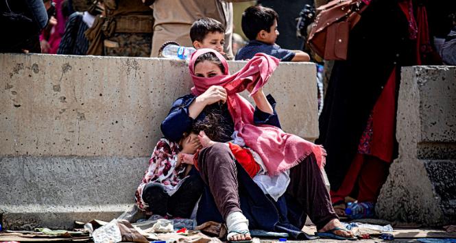 Afganka na lotnisku w Kabulu czeka na ewakuację.