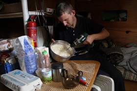 Składniki z zapasów zamieniają się w racuchy. Wiertarka ma „funkcję” miksera, ale mikser nie radziłby sobie jako wiertarka.