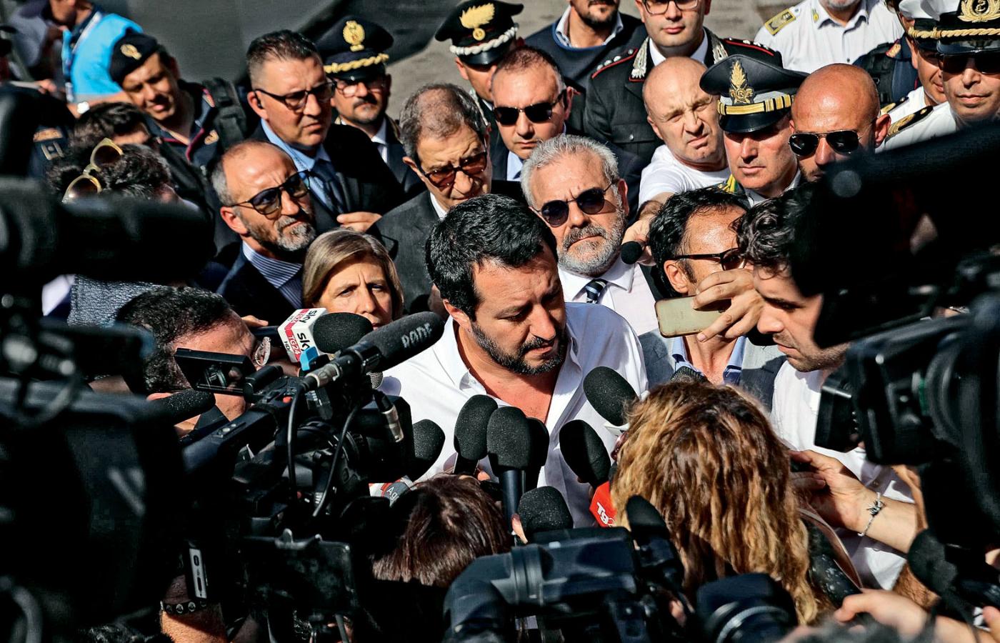 Mateo Salvini, wicepremier i minister spraw wewnętrznych w nowym rządzie, z wizytą na Sycylii, którą nazywa jednym wielkim obozem dla uchodźców.
