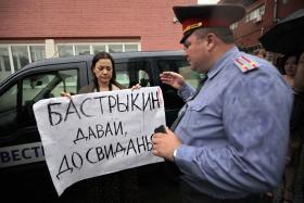 Protest dziennikarzy przeciwko Bastrykinowi pod siedzibą Komitetu śledczego w Moskwie.