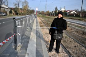 Łódzcy drogowcy potrafią też dbać o to, by piesi nie zajmowali zbyt wiele przestrzeni – na przystankach...