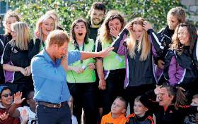 Książę Harry wykonuje gest dab podczas wizyty w szkockim Aberdeen.