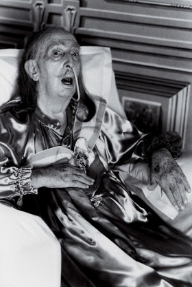 Sporo fotografii Newtona wręcz wmurowuje widza w podłogę. Np. wykonane niedługo przed śmiercią zdjęcie Salvadora Dali.