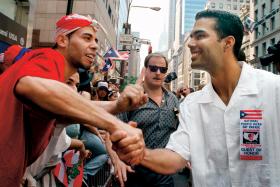 George Prescott na spotkaniu z wyborcami latynoamerykańskimi podczas kampanii prezydenckiej stryja Georga W. Busha w 2002 r.