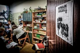 Zajrzeliśmy do pokojów nauczycielskich w różnych typach szkół, by sprawdzić, czym na co dzień żyją.