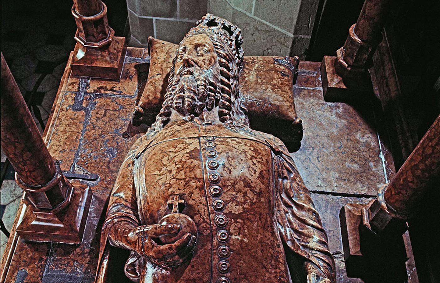 Wizerunek Kazimierza Wielkiego z jego nagrobka w bazylice archikatedralnej św. Stanisława i św. Wacława na Wawelu w Krakowie. Z insygniów zachowało się jabłko zwieńczone krzyżem, berło uległo uszkodzeniu.