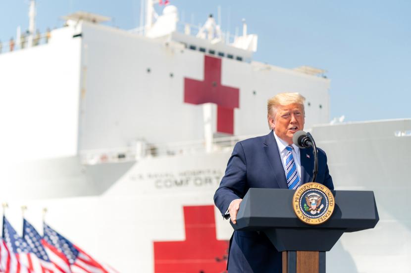Donald Trump, za nim statek-szpital marynarki USNS Comfort skierowany do Nowego Jorku