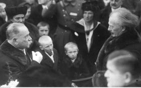 Poznań, 27 grudnia 1918. Powitanie Ignacego Jana Paderewskiego (po prawej) przez mieszkańców miasta.