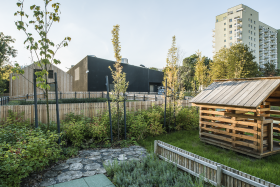 To nawiązanie do dawnych funkcji tego terenu, będącego jeszcze cztery dekady temu wiejską enklawą.