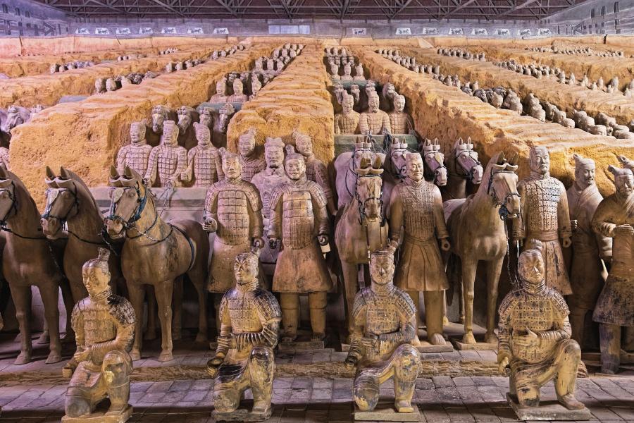 Terakotowa armia to jeden z najstarszych przykładów chińskiego przepychu w zaświatach. Cesarz Qin Shi Huang chciał zapewnić sobie dobrobyt po śmierci.