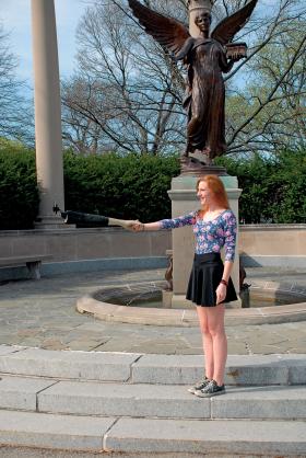 Specjalna ręka – uchwyt do do robienia „selfie” komórką. Dzięki takiemu przyrządowi w kadrze zdjęcia widać „dłoń przyjaciela”.