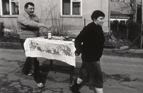 Wielki Tydzień – parada Turków, gospodarze niosą poczęstunek, Radomyśl nad Sanem, kwiecień 1988 r.W Radomyślu nad Sanem podczas obchodów świąt wielkanocnych jest zwyczaj stawiania straży zwanej Turkami przy symbolicznym grobie Chrystusa.