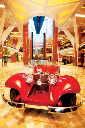 Allure of the Seas zabiera 6,6 tys. pasażerów plus 2,3 tys. załogi. Do dyspozycji mają kilkanaście pokładów.