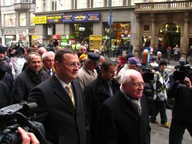Vaclav Klaus i szef jego gabinetu - Peter Hajek (z lewej) - podczas uroczystości upamiętniających aksamitną rewolucję. Praga. 2011 r.