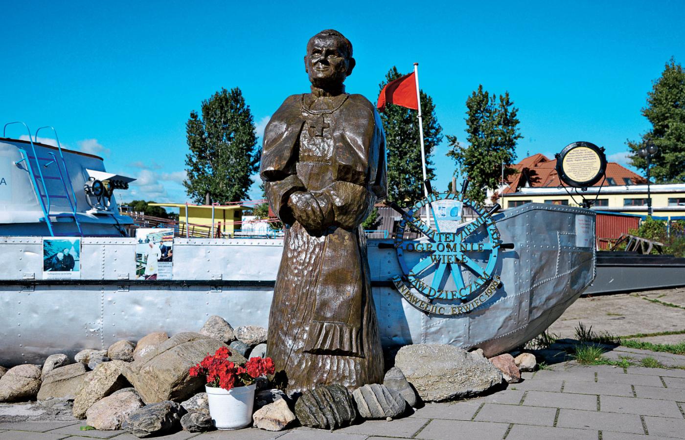 Augustów pokazał swój gust tym drewnianym pomnikiem Jana Pawła II.