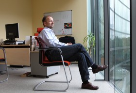 „Zdobywam klientów, negocjuję warunki, zatrudniam ludzi. Ale do pracy analityków nie wolno mi się wtrącać. Tak jak im nie wolno się wtrącać do biznesu.”