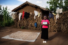 Grace Uwizeyimana, 13 lat. Jej rodzice i siostra nie żyją. Mieszka u babci z dalszą rodziną. Nosi wodę, chrust, pomaga gotować. To RADIO babci. Słuchają wiadomości i rwandyjskiego Radia Maryja. Chce zostać siostrą. Wiedzieć więcej o Bogu. Ruhango, Rwanda