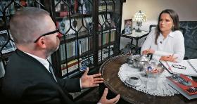 Monika podczas spotkania z Grzegorzem Braunem w youtubowym programie „Towarzyszka Panienka”.