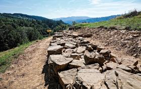 Ruiny obwałowań osady na Górze Zyndrama w Maszkowicach