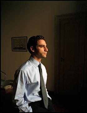 Młody prawnik Maarcel E. Cremer. Mówi, że w kraju jest bardzo ciężko, choć sam nie narzeka na brak pracy: – Pieniądze nie giną jednego dnia.