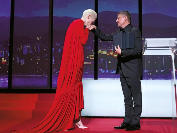 Aktorka Tilda Swinton w żartobliwym geście składa hołd Cristianowi Mungiu.