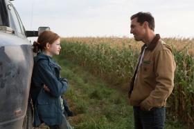 Kadr z filmu „Interstellar”. Mackenzie Foy i Matthew McConaughey.