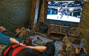 Piwnica, sztab oddziału Orion: zwiadowcy odpoczywają po akcji.