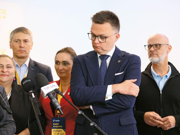 Szymon Hołownia gra głównie na siebie.