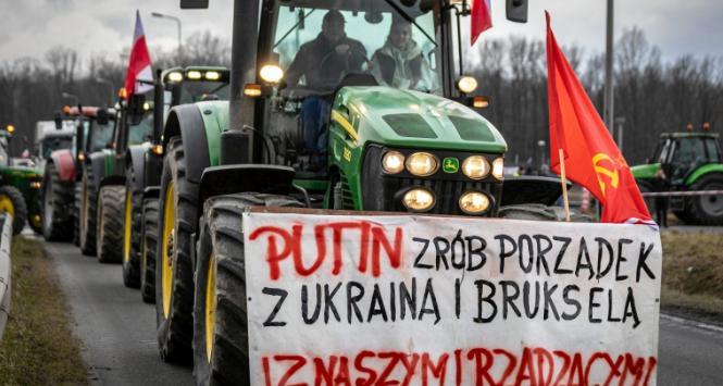 Gorzyczki. Blokada drogi dojazdowej do autostrady A1 w ramach ogólnopolskiego protestu rolników przeciwko wprowadzeniu Zielonego Ładu i importowi płodów rolnych i artykułów spożywczych z Ukrainy. 20 lutego 2024 r.