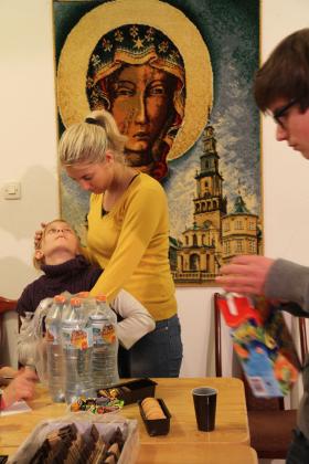 Osierocona dziewczyka z wolontariuszką Ewą.