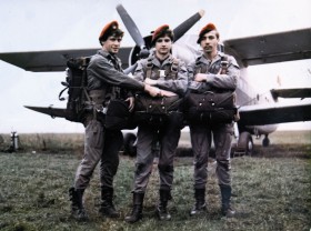 Piotr Duda (w środku) jako komandos podczas służby wojskowej w latach 80.